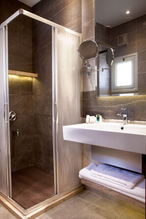 Deluxe Room | Bathroom | Combined shower/bathtub, free toiletries, hair dryer, towels