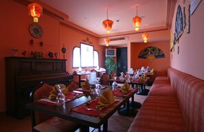 2 restaurantes; se sirven almuerzos, cenas, brunch y cocina india 