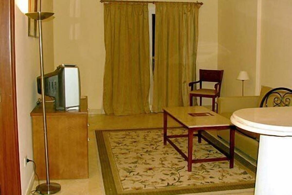 32-inch flat-screen TV with cable channels, TV