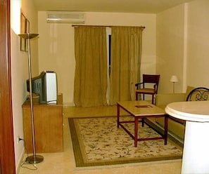 32-inch flat-screen TV with cable channels, TV - Golden Carven Hotel (Cairo)