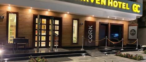 Façade de l’hébergement - soirée/nuit