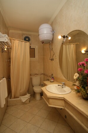 Standard Twin Room | Bathroom - Golden Carven Hotel (Cairo)