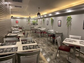 2 restaurants, lunch, dinner, brunch served; Indian cuisine - Golden Carven Hotel (Cairo)