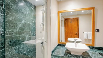 Executive Room | Bathroom | Combined shower/tub, free toiletries, hair dryer, slippers