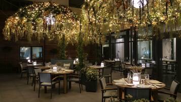 Petit déjeuner et dîner servis sur place