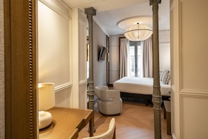 Premium bedding, down comforters, minibar, in-room safe - Hotel Vincci Soho (Madrid)