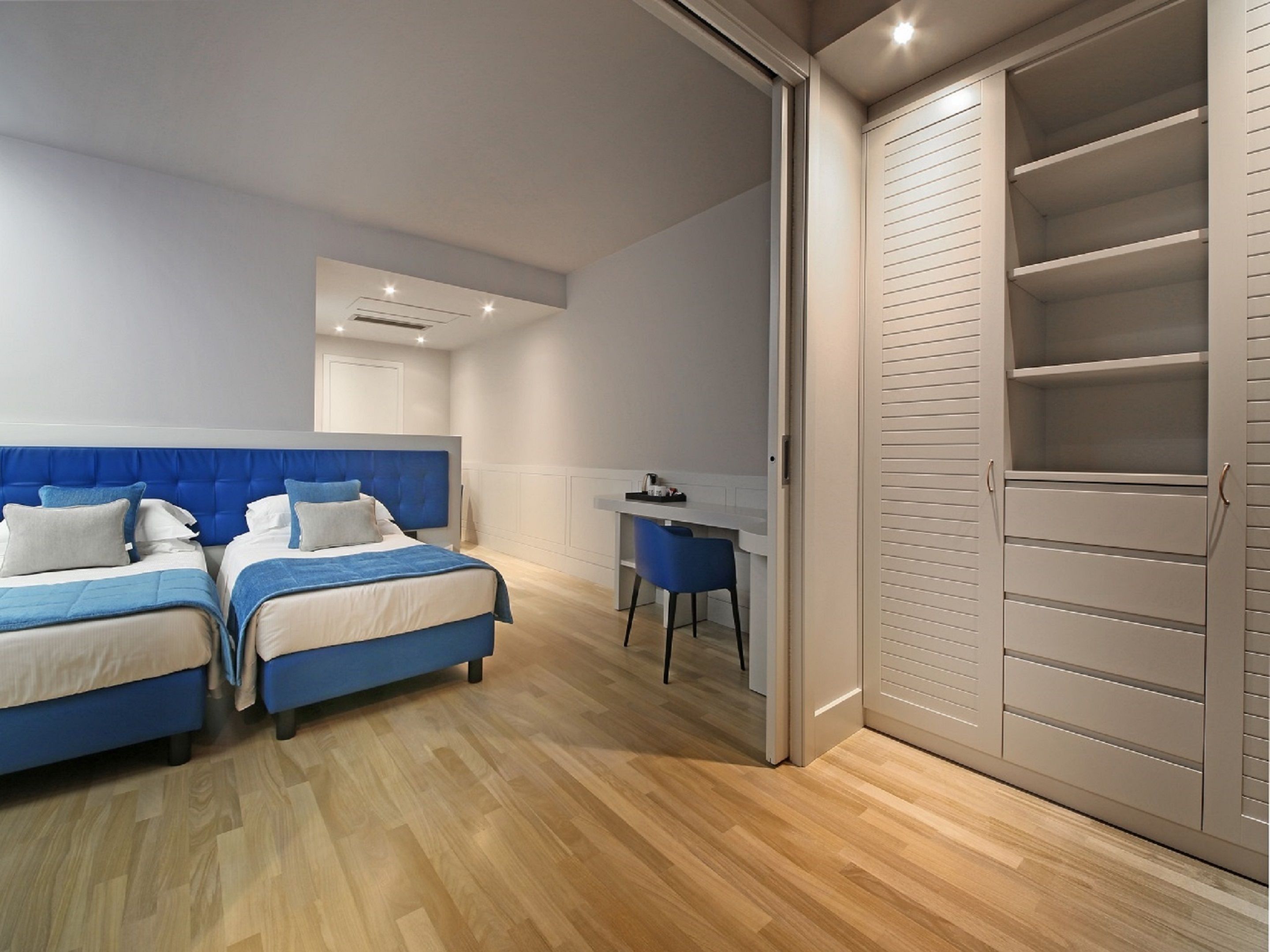 junior suite with balcony and lake view | minibar, in-room safe, individually furnished, desk