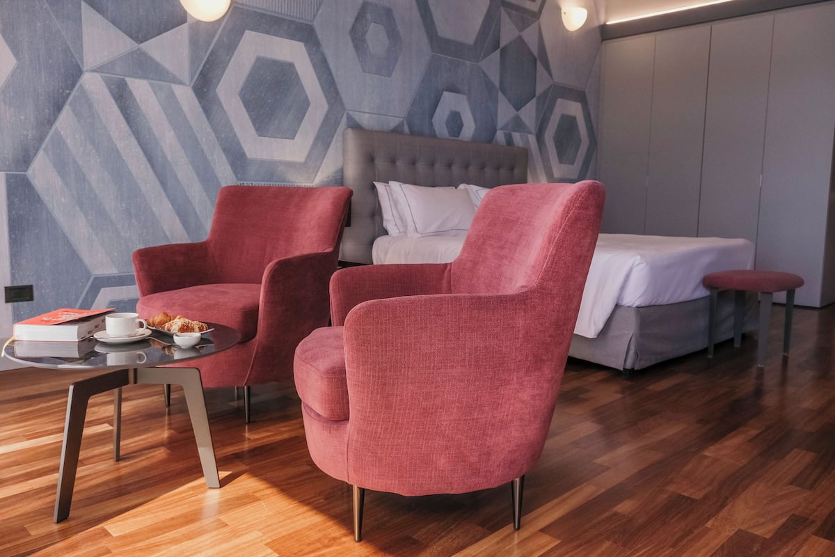 Panoramic Deluxe | Minibar, in-room safe, desk, laptop workspace