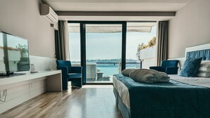 A modern hotel room with a large bed, a desk, a chair, and a TV. - Hotel Salo' du Parc (Salò)