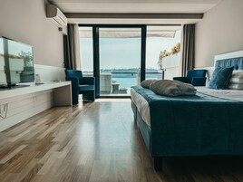 Minibar, caja de seguridad en la habitación y muebles diferentes 