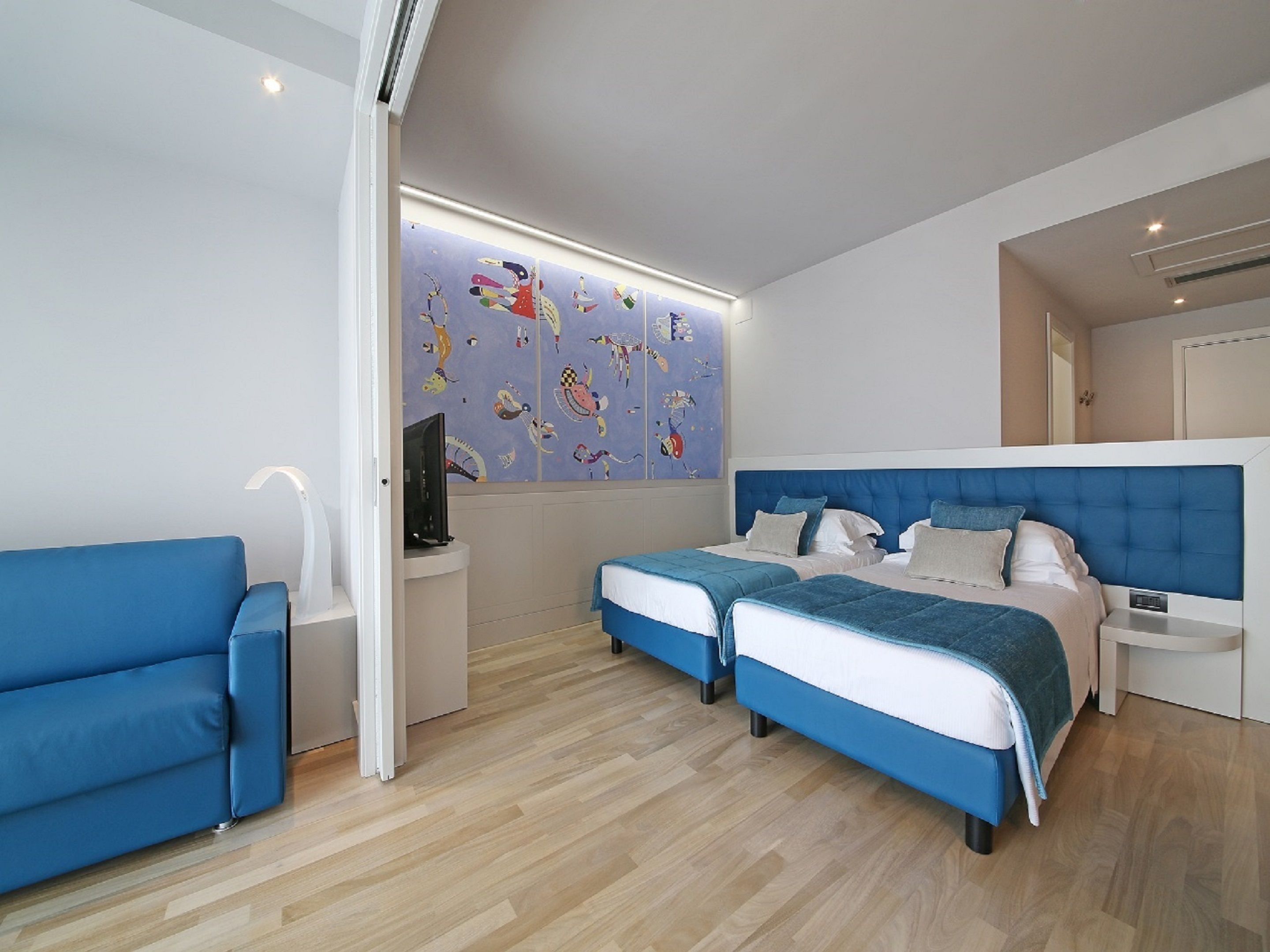 junior suite with balcony and lake view | minibar, in-room safe, individually furnished, desk