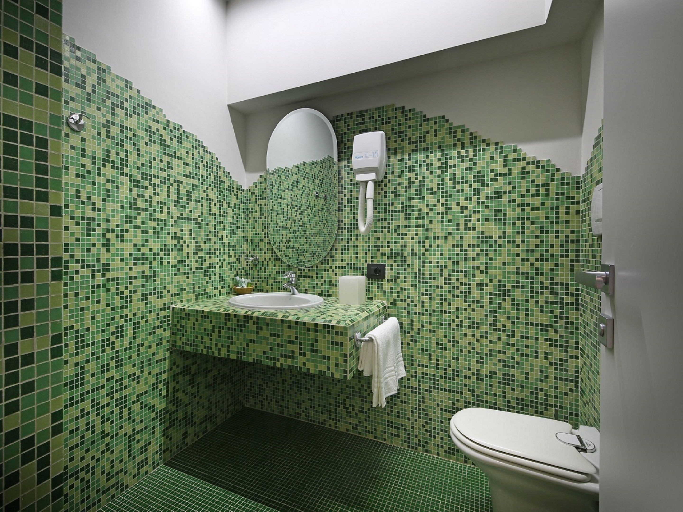 shower, rainfall showerhead, free toiletries, hair dryer