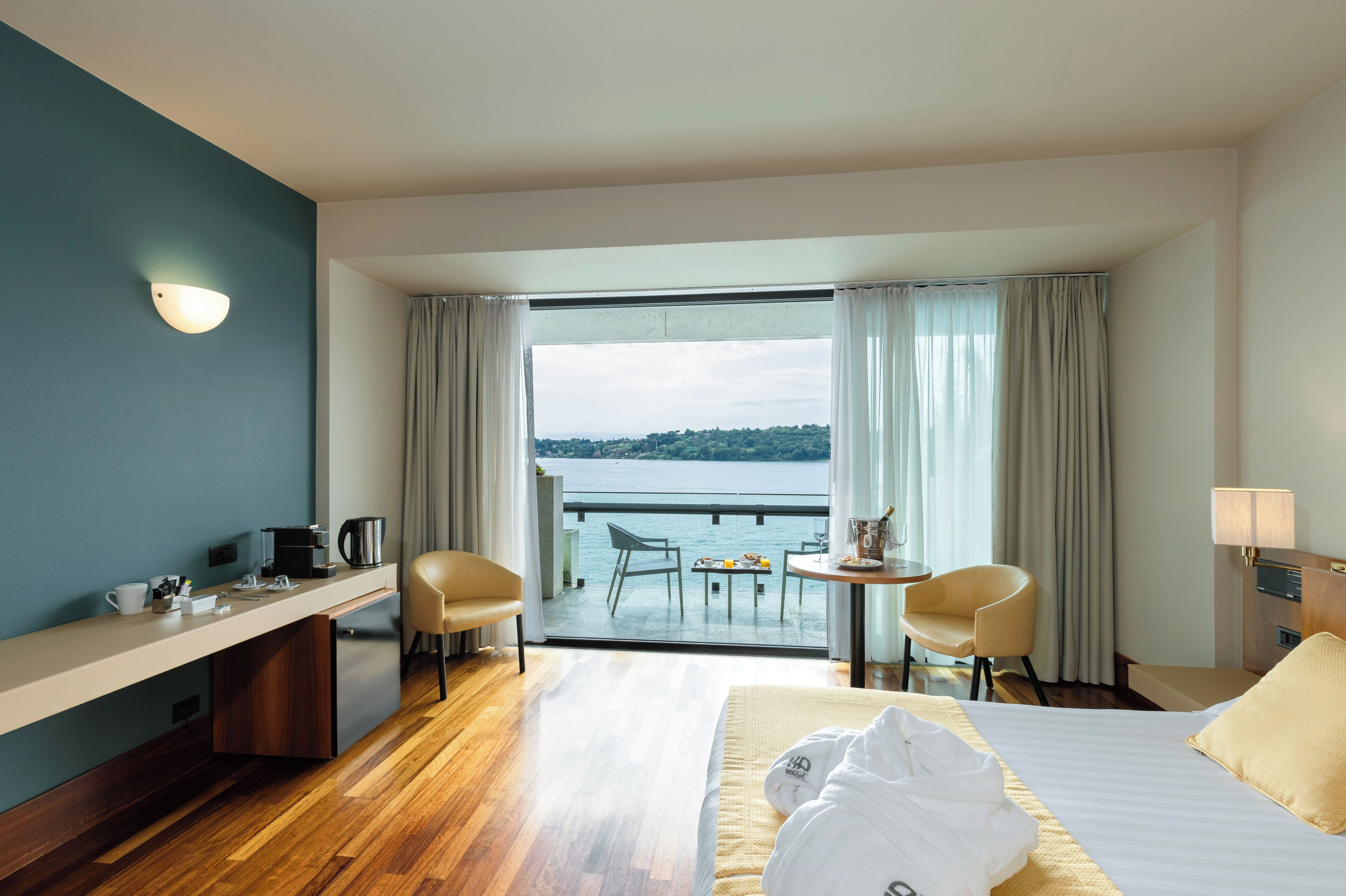deluxe double or twin room, lake view | minibar, in-room safe, individually furnished, desk