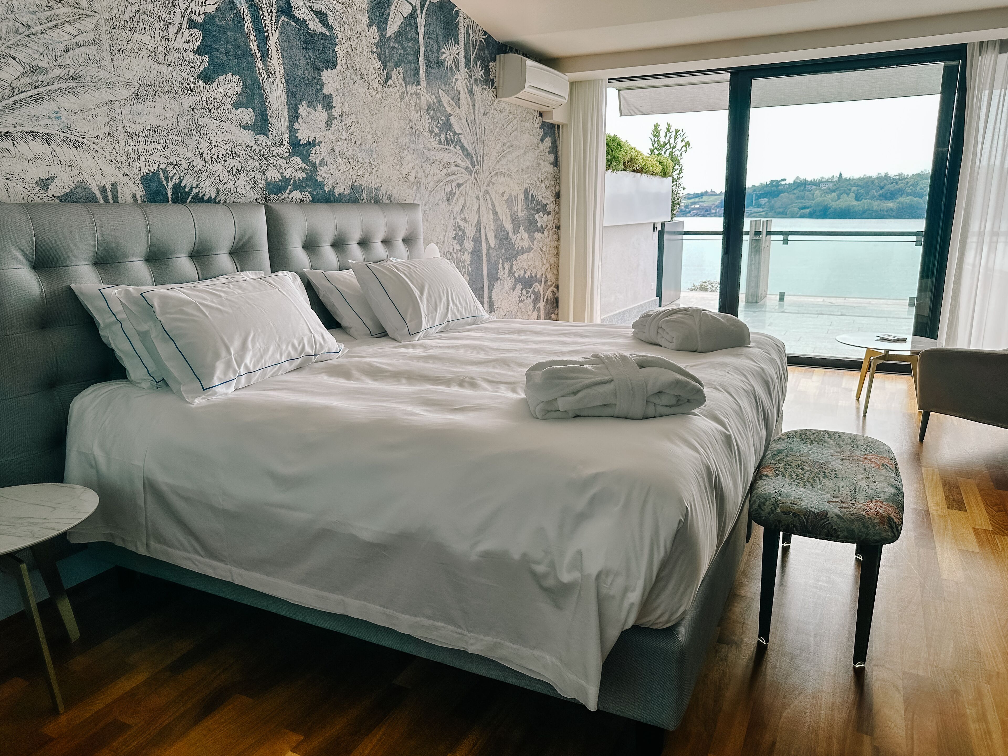 panoramic suite, balcony, lake view | minibar, in-room safe, individually furnished, desk