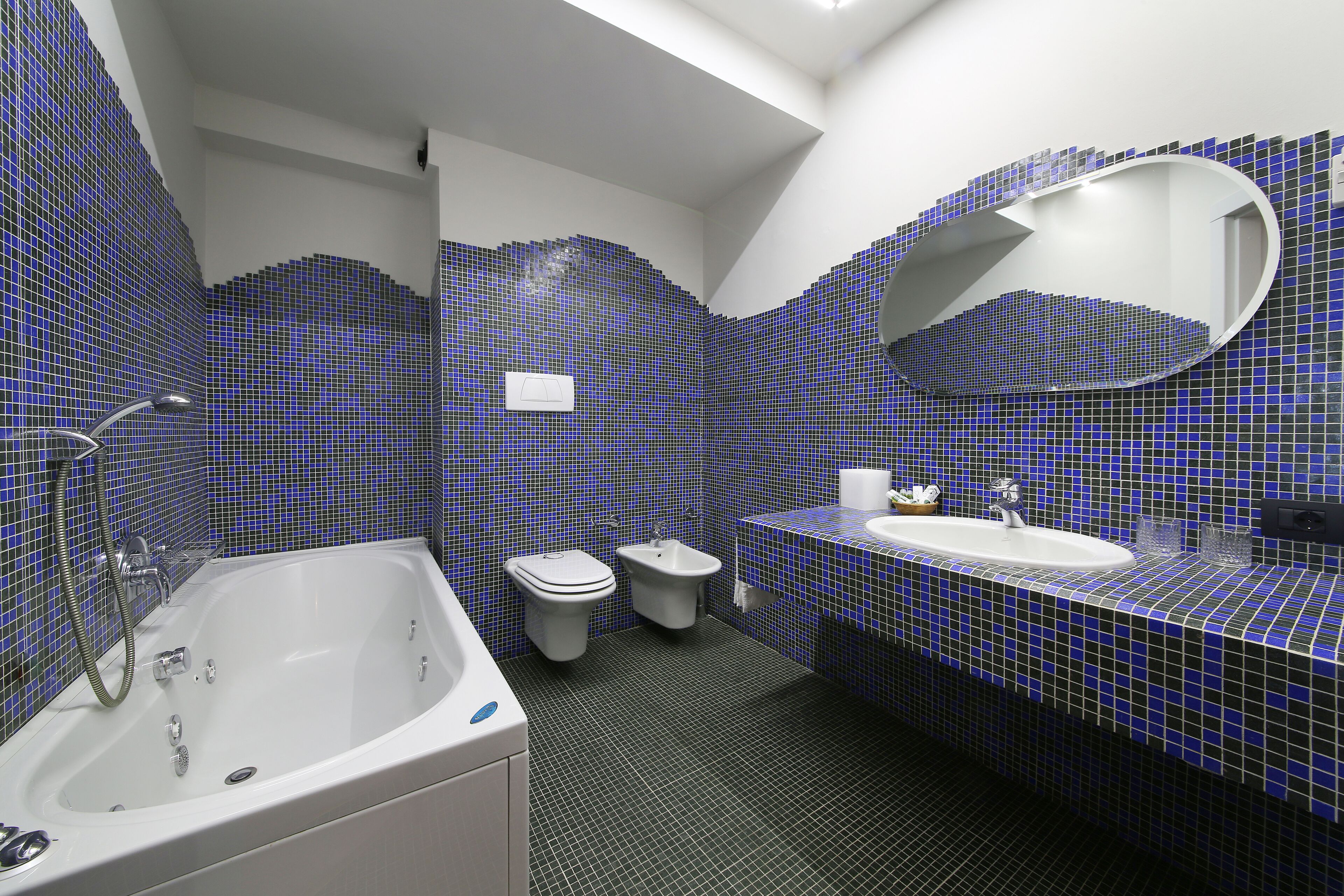 family room, lake view, lakeside | bathroom | shower, rainfall showerhead, free toiletries, hair dryer