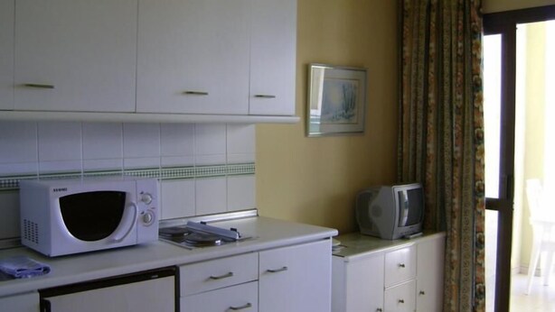 Fridge, cookware/dishes/utensils - Apartamentos Mediterraneo (Nerja)