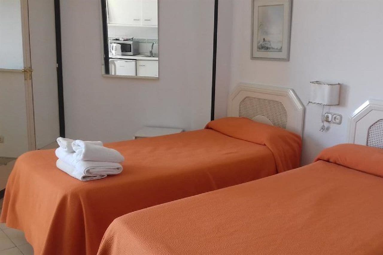 خزنة داخل الغرفة وستائر تعتيم ومكواة/لوح كي وأسرّة أطفال/رضّع