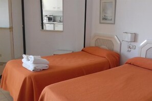 Safe på rommet, blendingsgardiner, strykejern/-brett og barnesenger