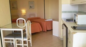 Fridge, cookware/dishes/utensils - Apartamentos Mediterraneo (Nerja)