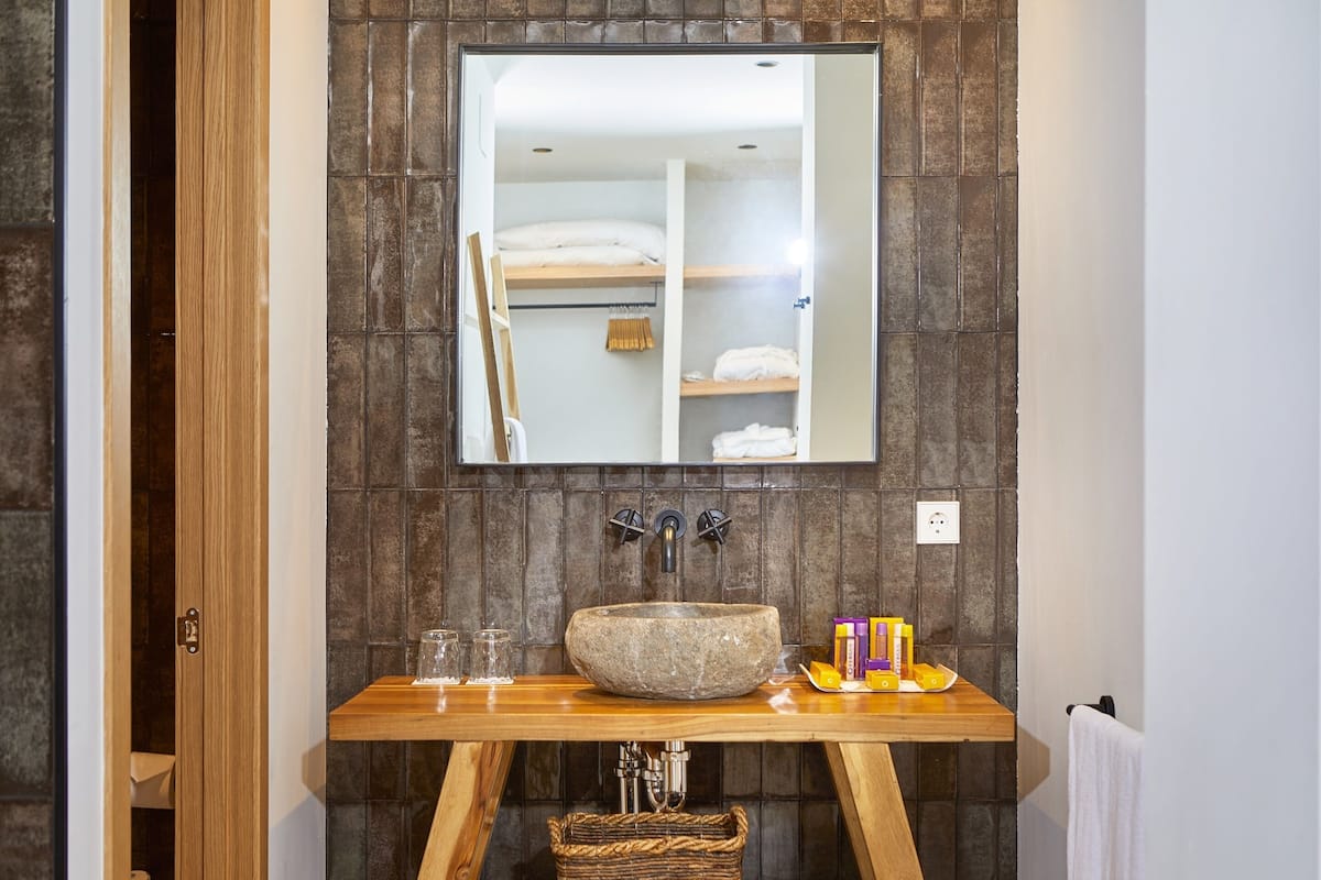 double room, hot tub, sea view (style, 2 adults) | bathroom | combined shower/bathtub, hair dryer, bidet, towels