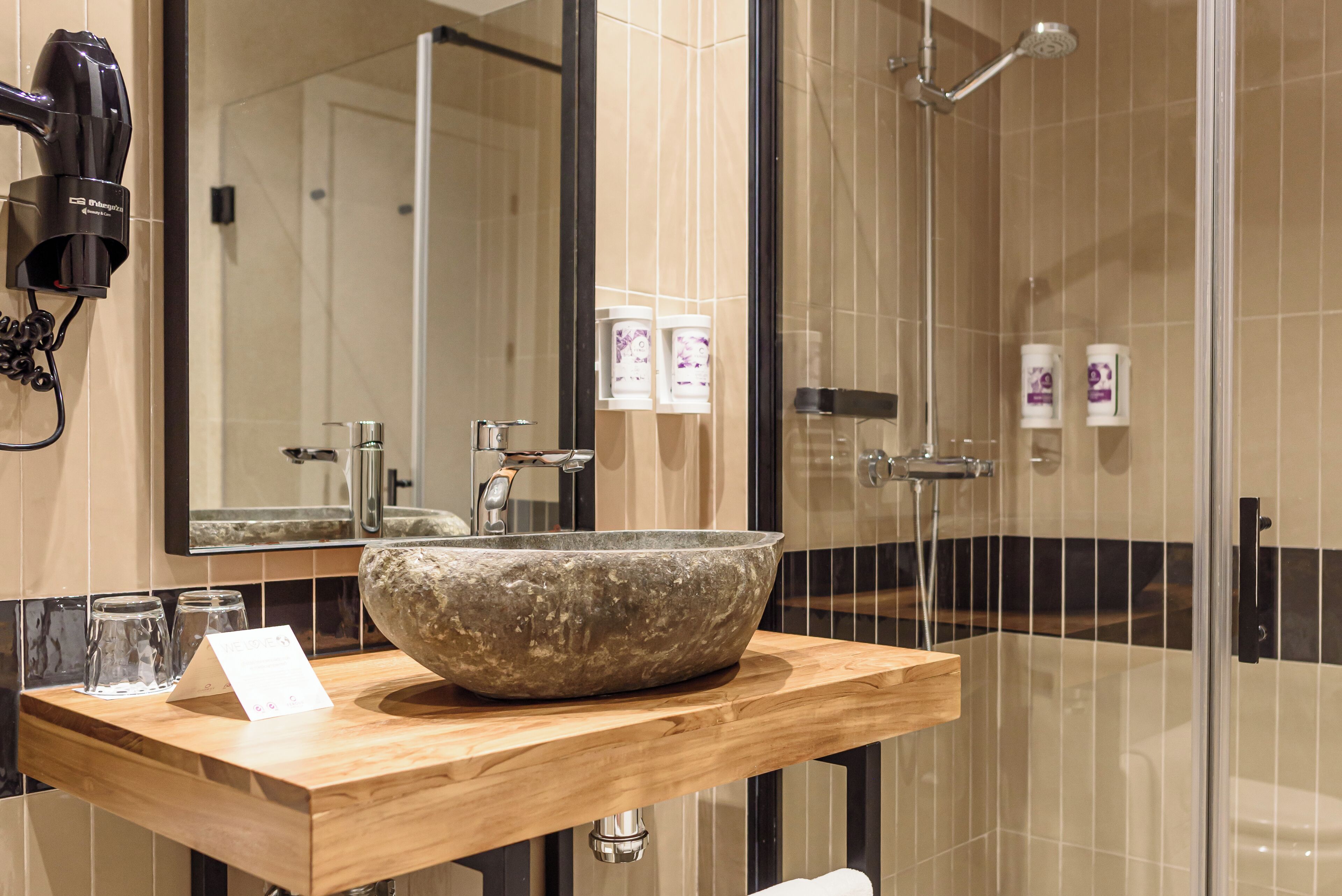 combined shower/bathtub, hair dryer, bidet, towels