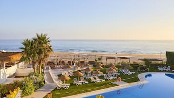 Ulkouima-allas, aurinkovarjoja, aurinkotuoleja