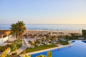 Outdoor pool, pool umbrellas, sun loungers - FERGUS Conil Park (Conil de la Frontera)