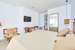 Habitación doble, bañera de hidromasaje, vistas al mar (Style, 2 adults) | Escritorio, cortinas opacas, wifi gratis y ropa de cama