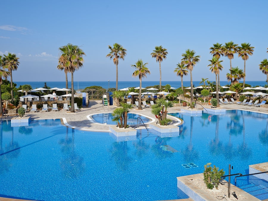 Piscine couverte, piscine extérieure, chaises longues