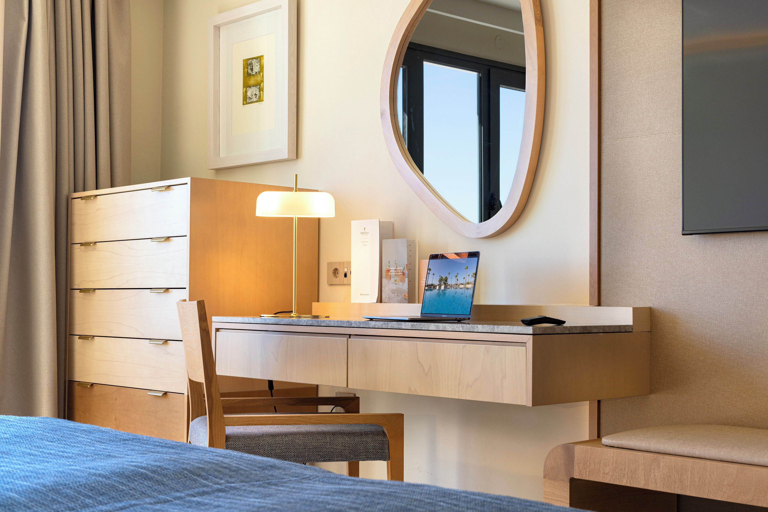 Minibar, safe på rommet, skrivebord og blendingsgardiner