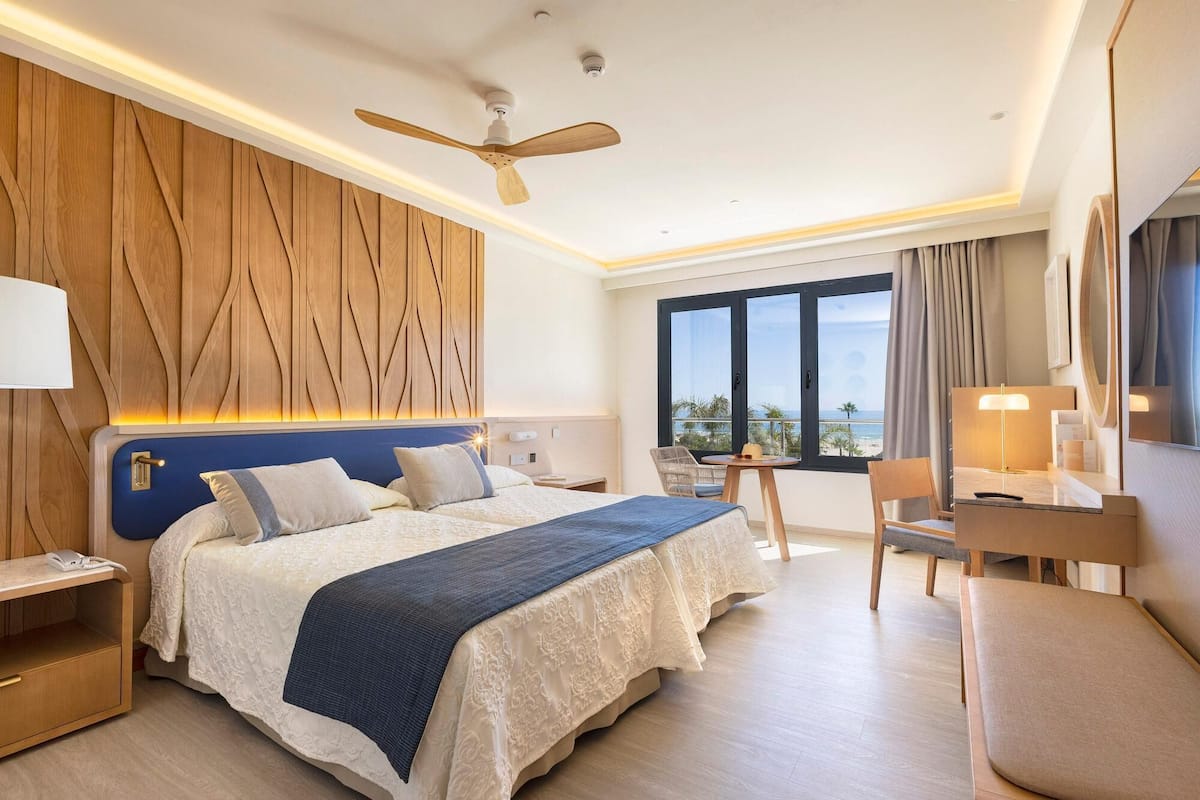 Minibar, safe på rommet, skrivebord og blendingsgardiner