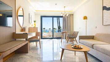 Una habitación de hotel moderna con balcón, zona de comedor y sala de estar.