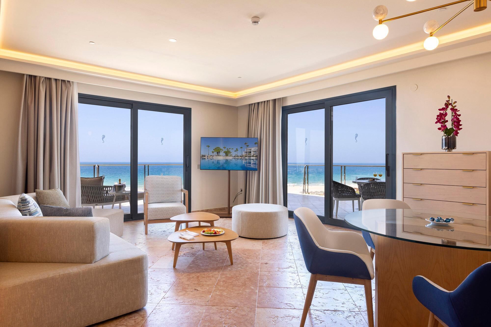 Minibar, caja de seguridad en la habitación y escritorio 