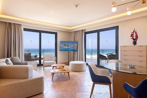 Minibar, caja de seguridad en la habitación y escritorio