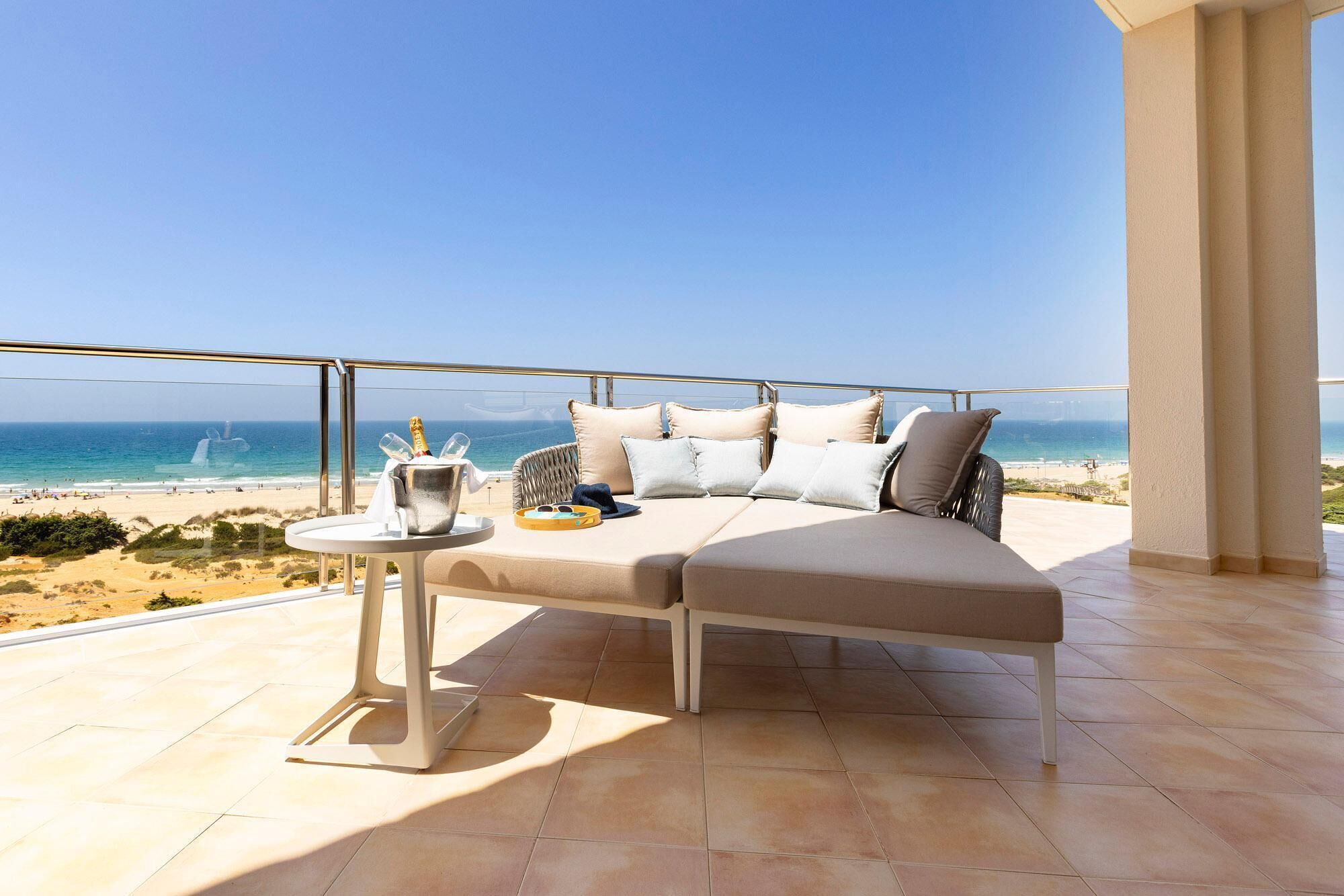 Minibar, caja fuerte, escritorio y cortinas opacas