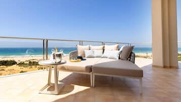 Minibar, caja fuerte, escritorio y cortinas opacas