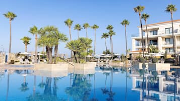 室內游泳池和室外游泳池,提供日光浴躺椅