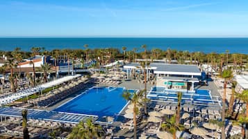 Ranta lÀhistöllÀ, aurinkotuoleja, aurinkovarjoja