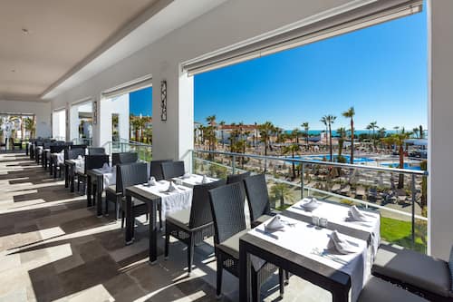 4 restaurantes; se sirven desayunos, comidas y cenas