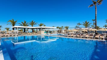 5 piscine all'aperto, ombrelloni da piscina, lettini