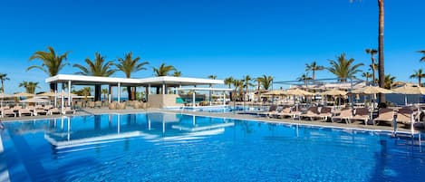 5 piscine all'aperto, ombrelloni da piscina, lettini