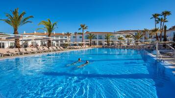 5 outdoor pools, pool umbrellas, pool loungers