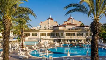 2 albercas techadas, 2 albercas al aire libre y sombrillas en la alberca