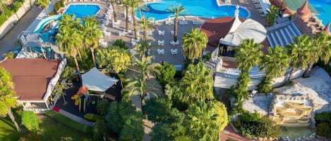 2 piscines couvertes, 2 piscines extérieures, parasols de plage