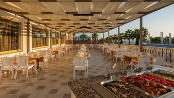 4 restaurants, breakfast, lunch, dinner served; international cuisine