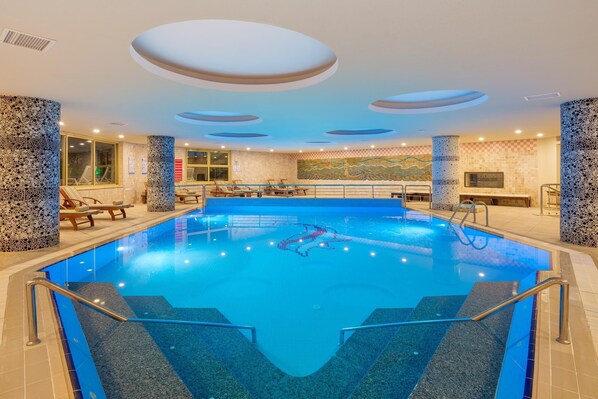 2 indoor pools, 2 outdoor pools, pool umbrellas, pool loungers