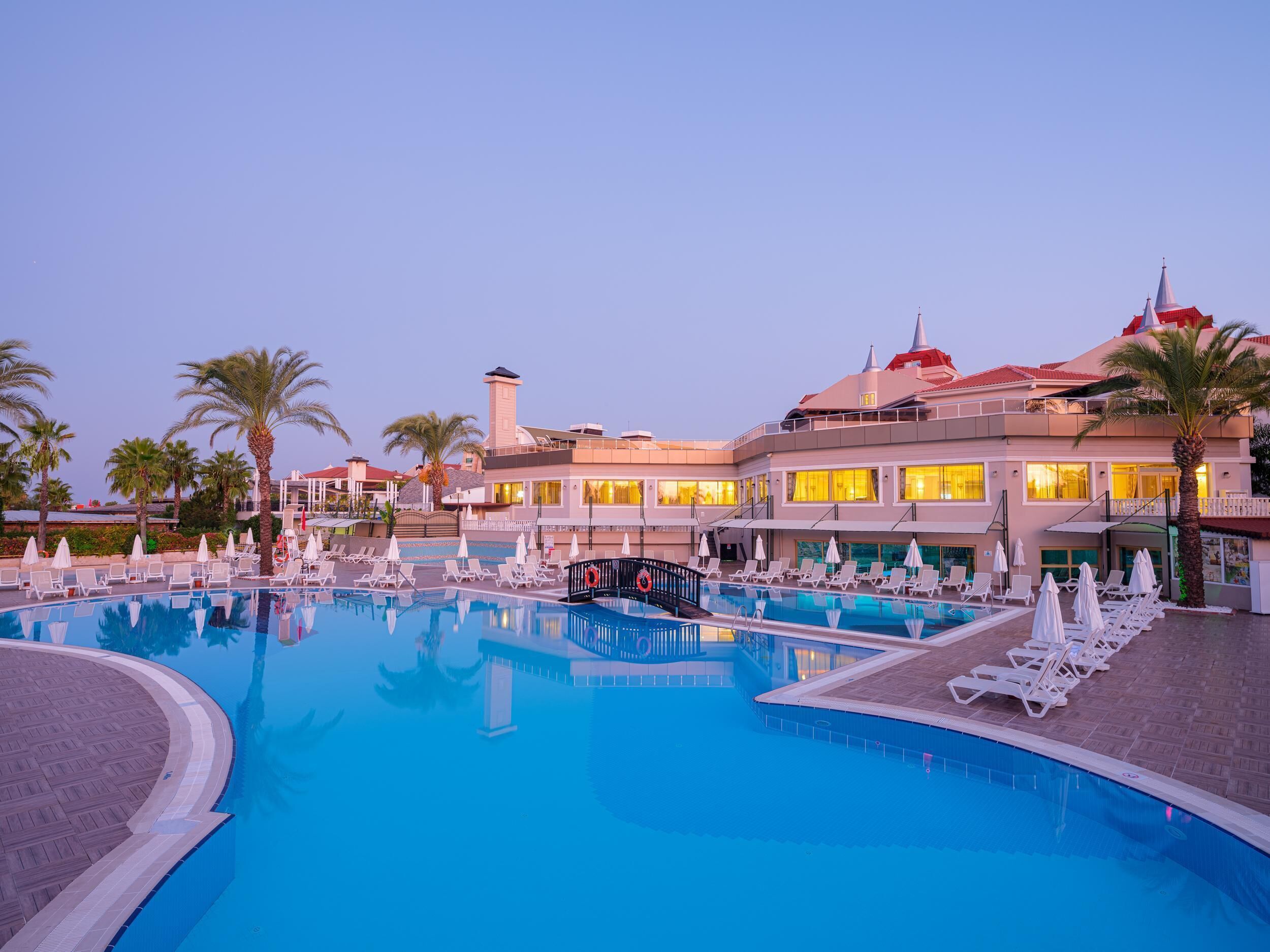 2 piscines couvertes, 2 piscines extérieures, parasols de plage