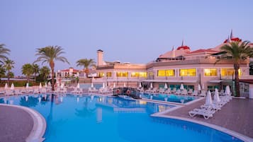 2 piscines couvertes, 2 piscines extérieures, parasols de plage