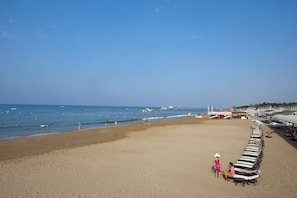 Privat strand, solstolar, parasoller och strandhanddukar