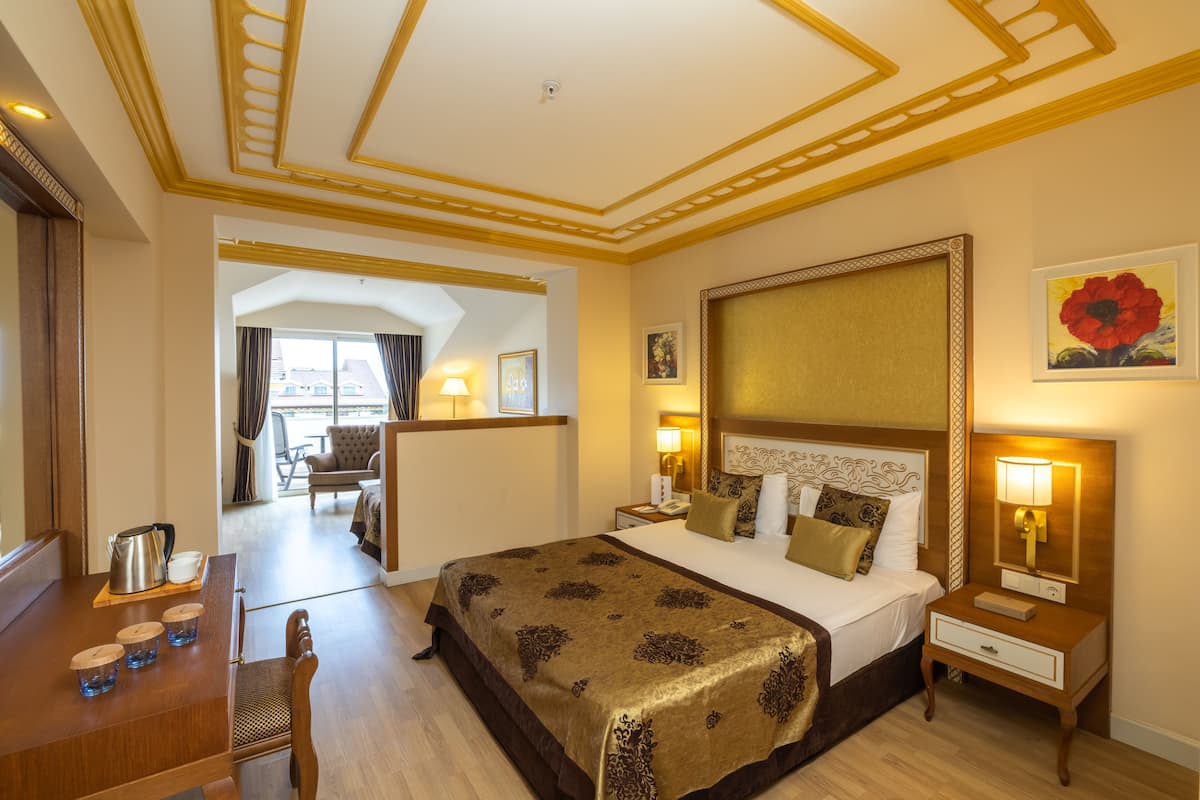 Suite Junior, vista mare parziale | 1 camera, biancheria da letto di alta qualità, minibar